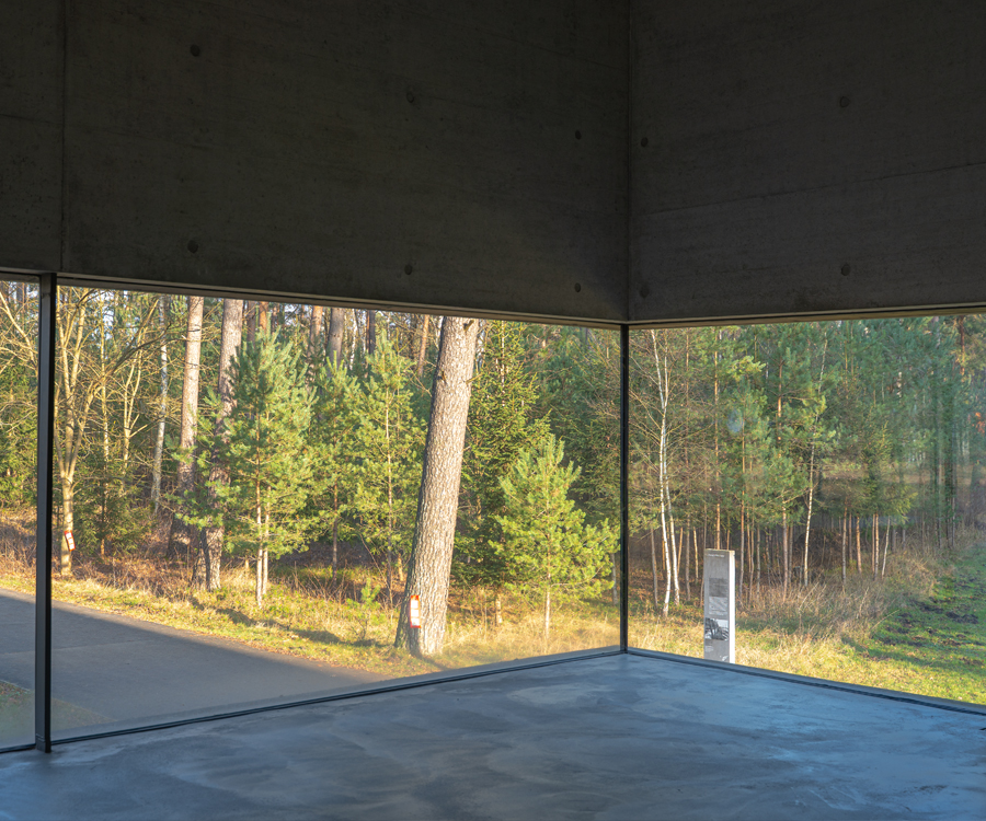 Blick aus der Gedenkstätte Bergen-Belsen auf das waldige Außengelände