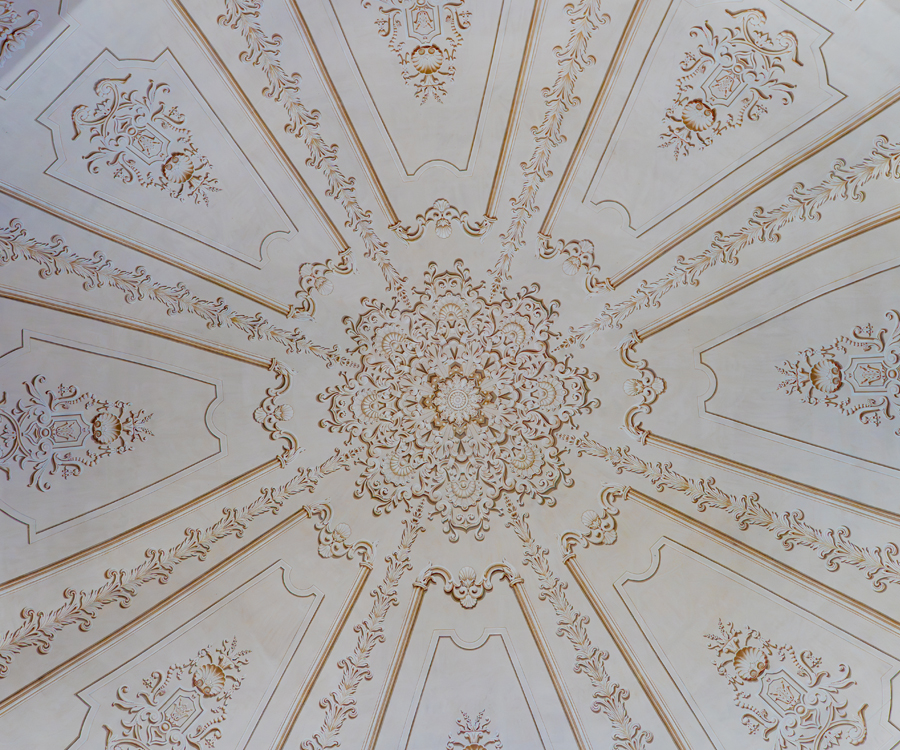 Historische Kuppeldecke im Schloss Celle mit ornamentalen Mustern