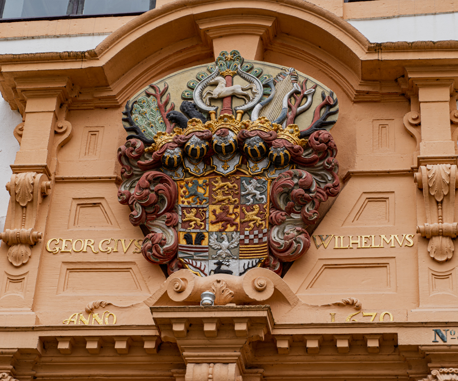 Imposanter, verzierter Eingangsbereich des Schlosses Celle mit historischem Bogen