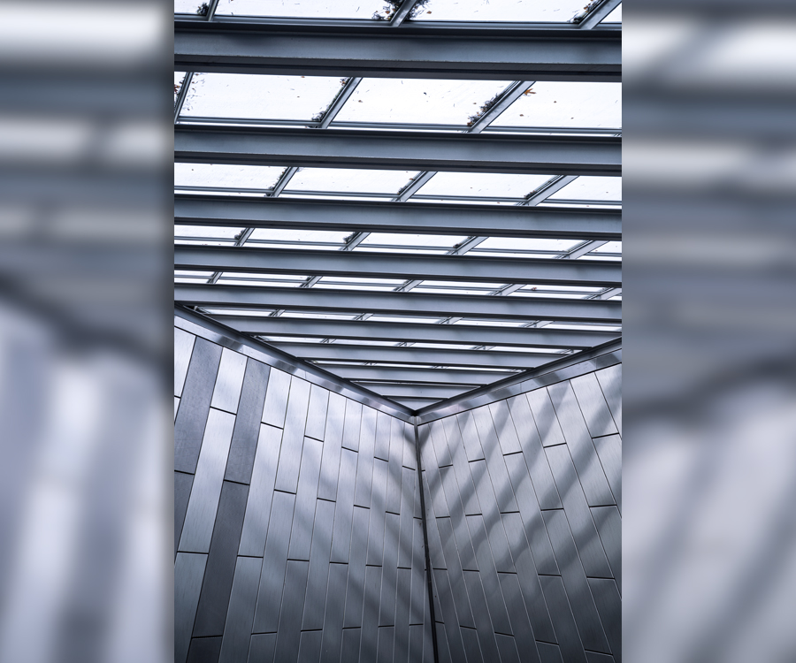 Glasdach der Gedenkstätte Bergen-Belsen mit moderner Architektur