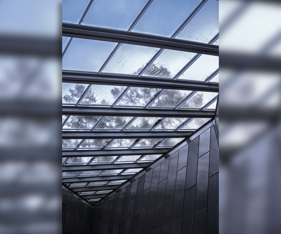 Architekturdetail des Glasdachs der Gedenkstätte Bergen-Belsen