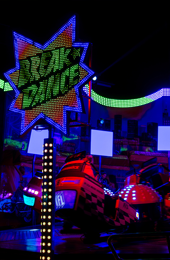 Blütenfest Wiesmoor 2025 – Break Dance Karussell bei Nacht