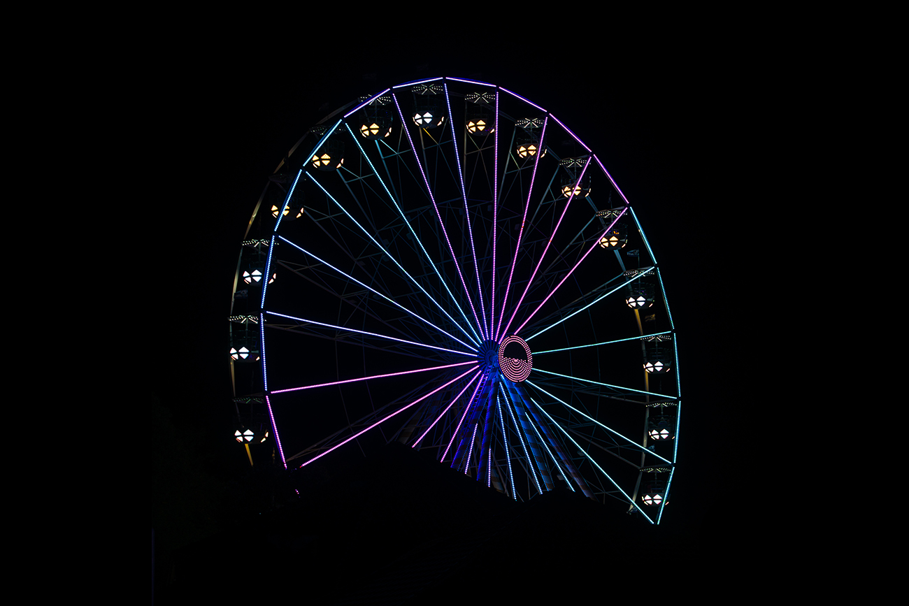 Blütenfest Wiesmoor 2025 – Riesenrad mit bunten Lichtern
