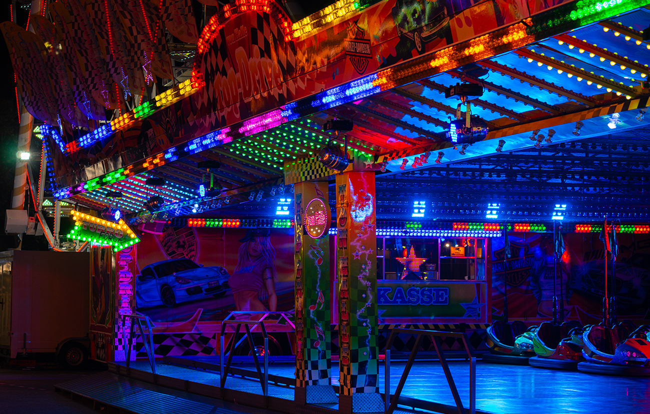 Blütenfest Wiesmoor 2025 – Autoscooter mit bunten Lichtern