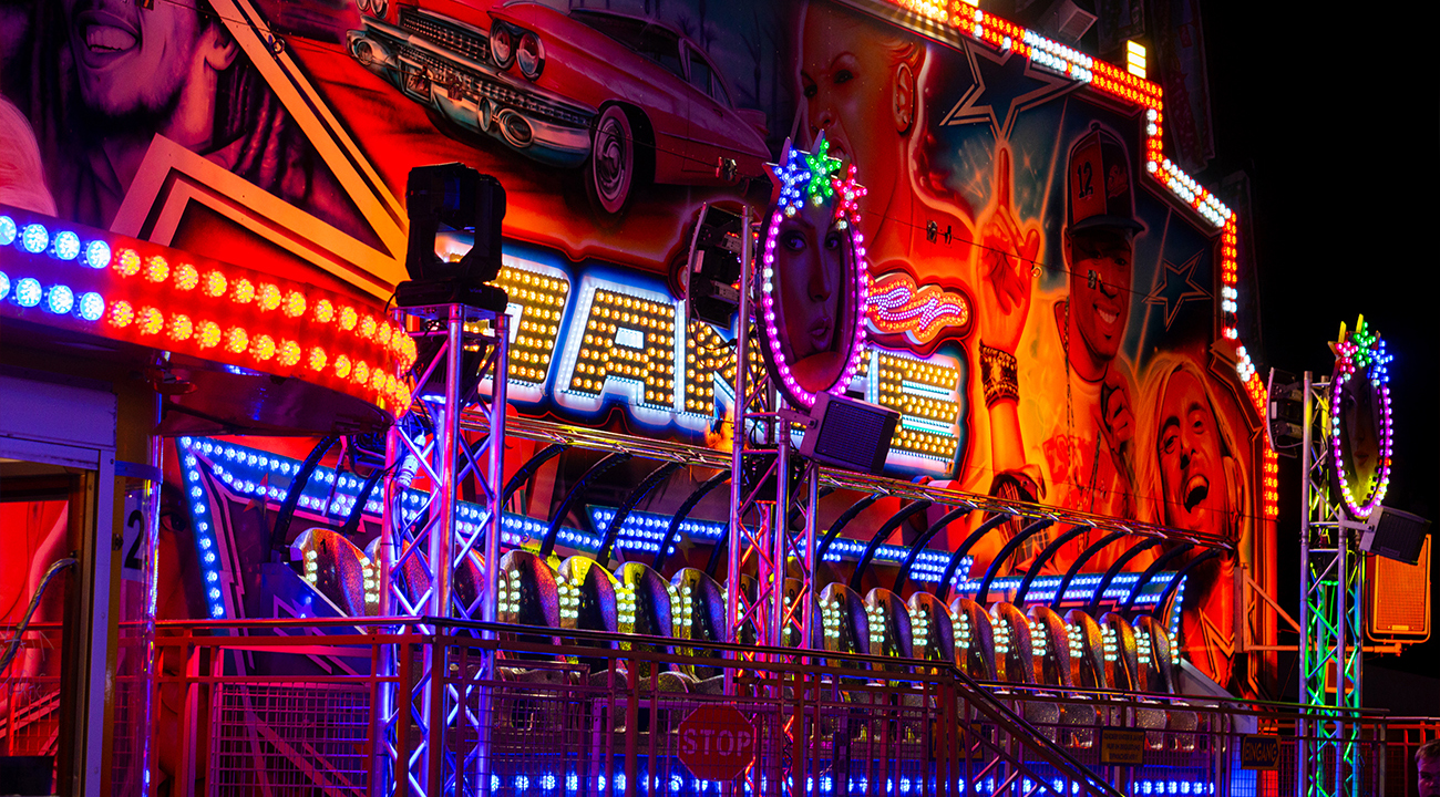 Blütenfest Wiesmoor 2025 – Super Dance Fahrgeschäft bei Nacht