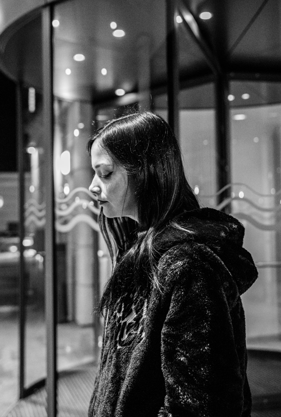 Schwarz-Weiß-Porträt von Karina Rose, verträumter Blick nach unten