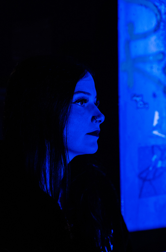 Porträt von Karina Rose im blauen Licht, Seitenansicht