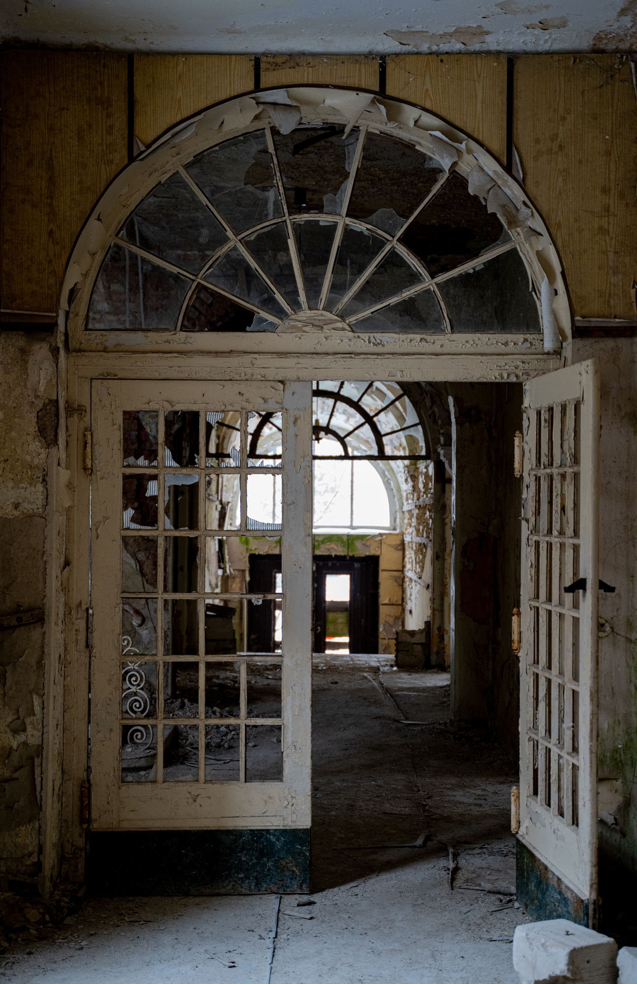 Johanniter Heilstätte Sorge - Flur mit historischer Tür und Türbogen