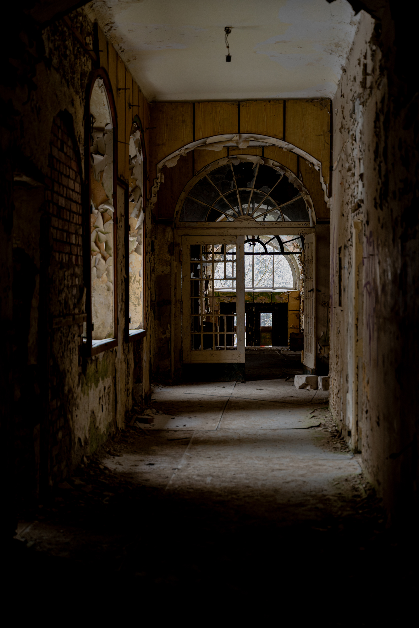 Johanniter Heilstätte Sorge – Dunkler Flur mit historischem Türbogen