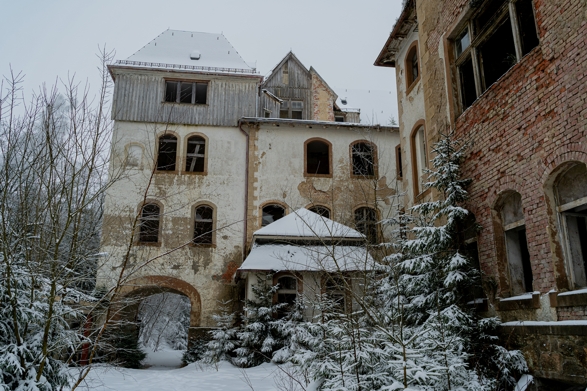 Johanniter Heilstätte Sorge – Verschneite Außenansicht des Gebäudes