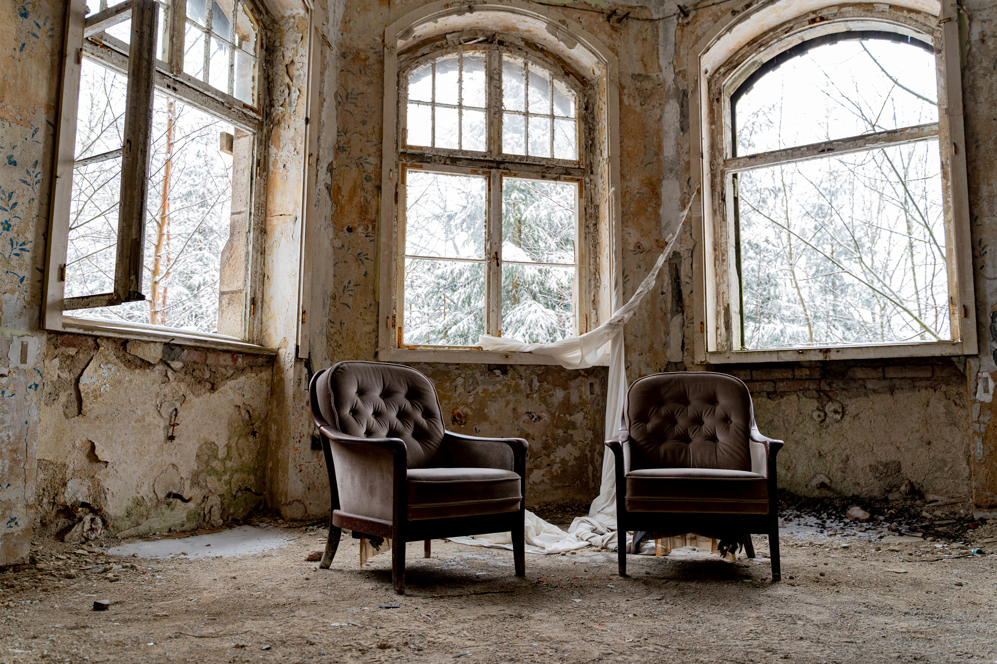 Johanniter Heilstätte Sorge – Raum mit zwei alten Sesseln, in dem die Zeit stillsteht