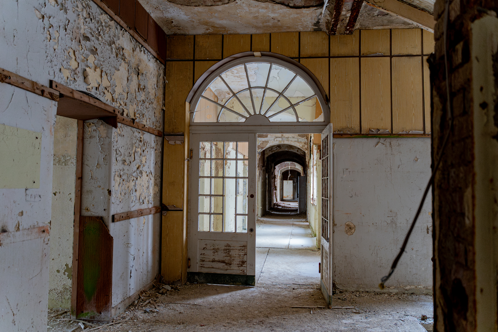 Johanniter Heilstätte Sorge – Fluransicht mit Rundbogen-Architektur
