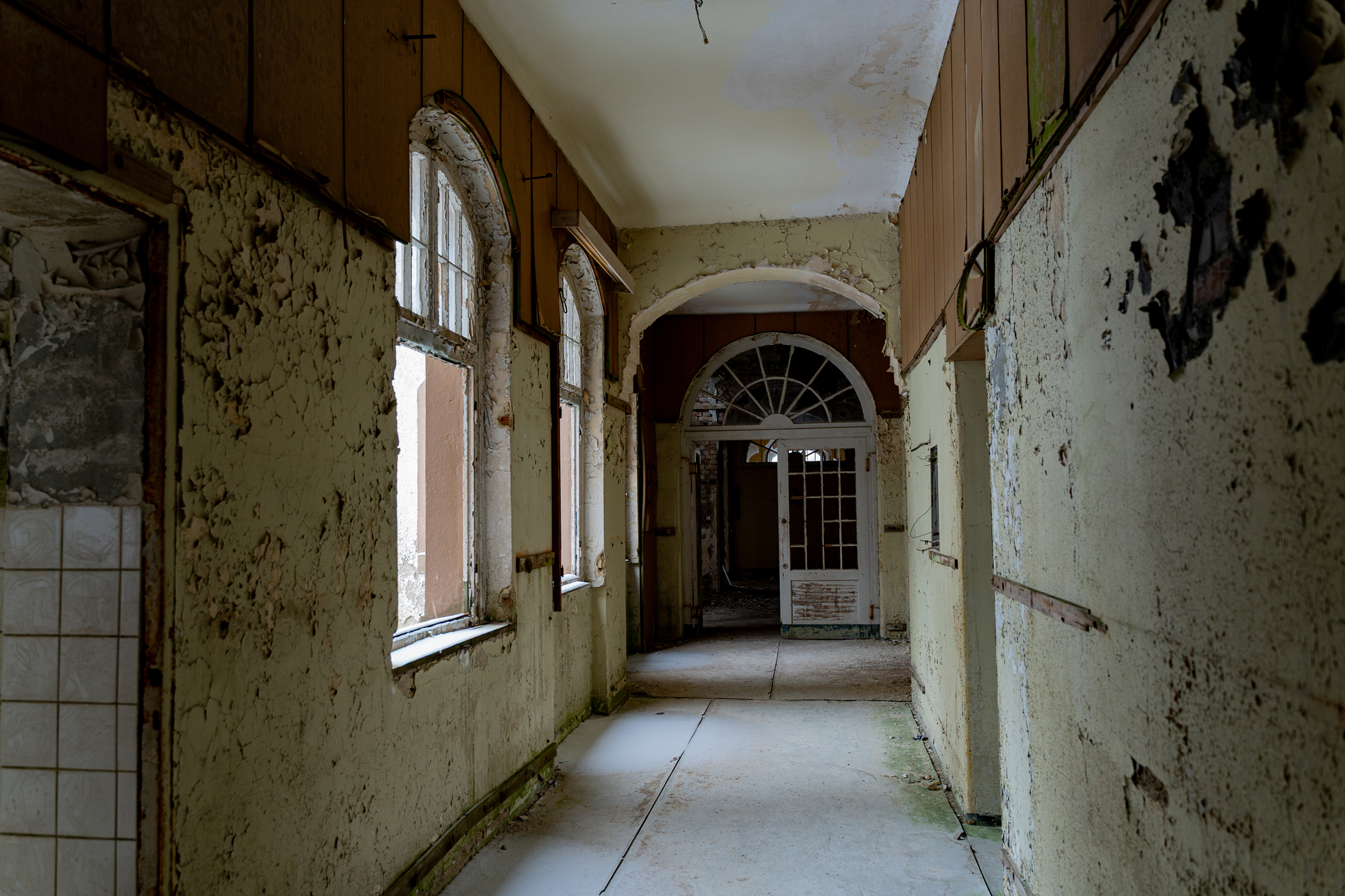 Johanniter Heilstätte Sorge – Flur mit stark abblätternder Wandfarbe