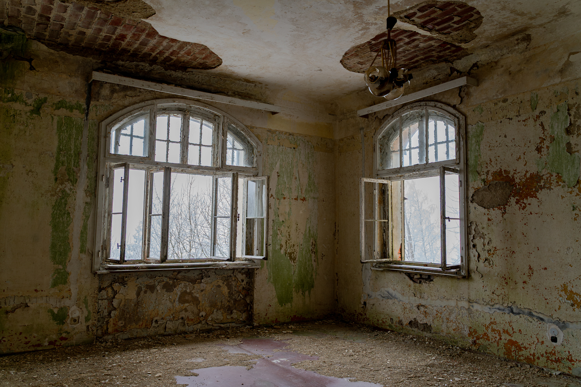 Johanniter Heilstätte Sorge – Raum mit abgenutzten Wänden und offenen Fenstern