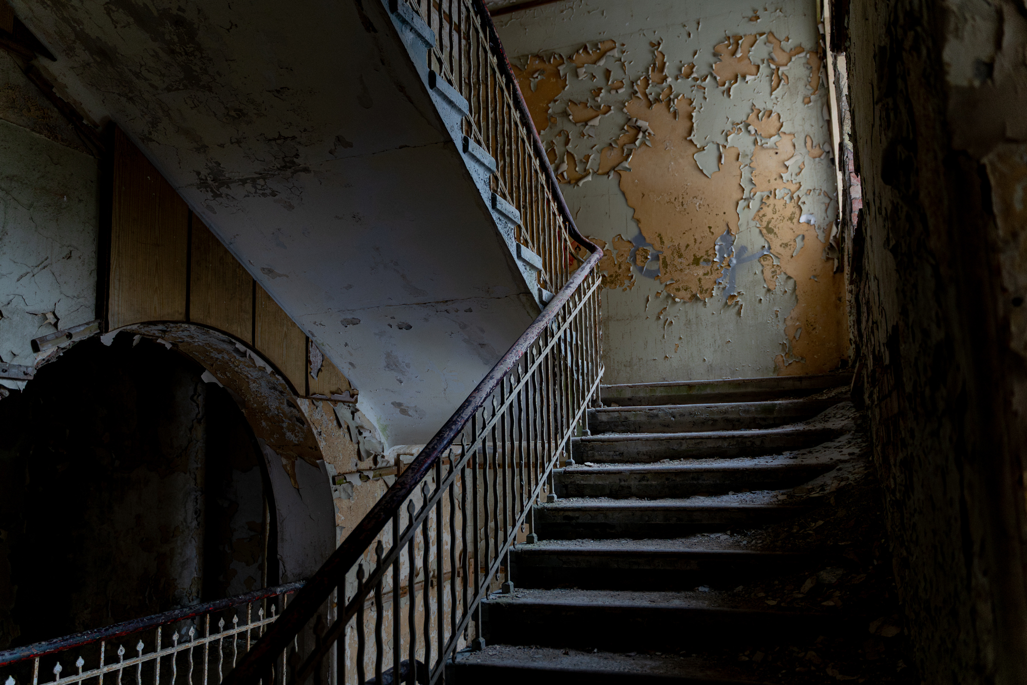 Johanniter Heilstätte Sorge – Treppenhaus mit schönem Geländer und Patina