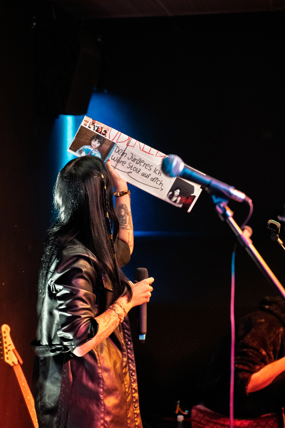 Karina Rose hält ein Fanplakat auf der Bühne im Kulturpalast Hannover 2025 hoch