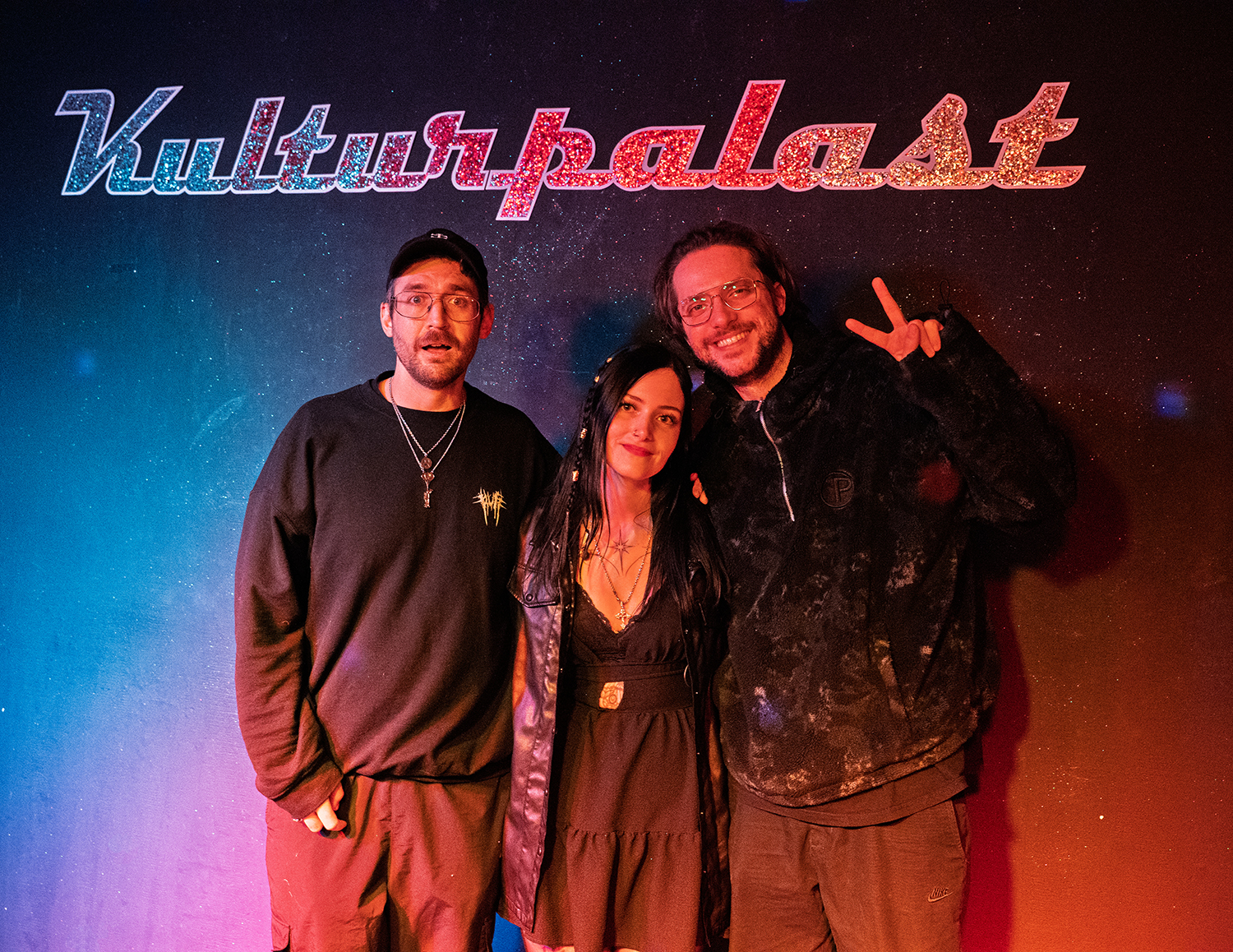 Gruppenfoto von Karina Rose, Ikarus und Crystal F im Kulturpalast Hannover 2025