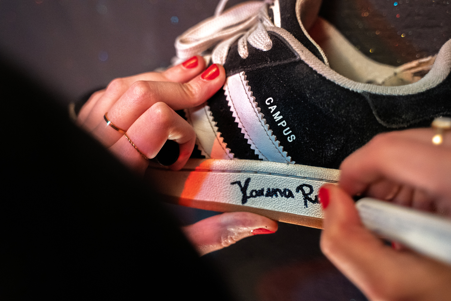 Karina Rose unterschreibt den Sneaker eines Fans nach dem Konzert