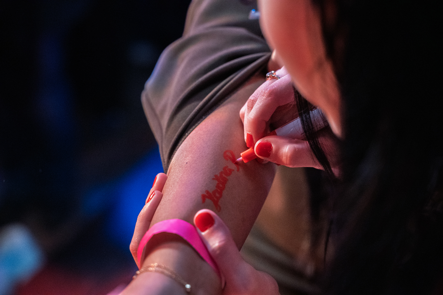 Karina Rose gibt Autogramm auf dem Arm eines Fans im Kulturpalast Hannover