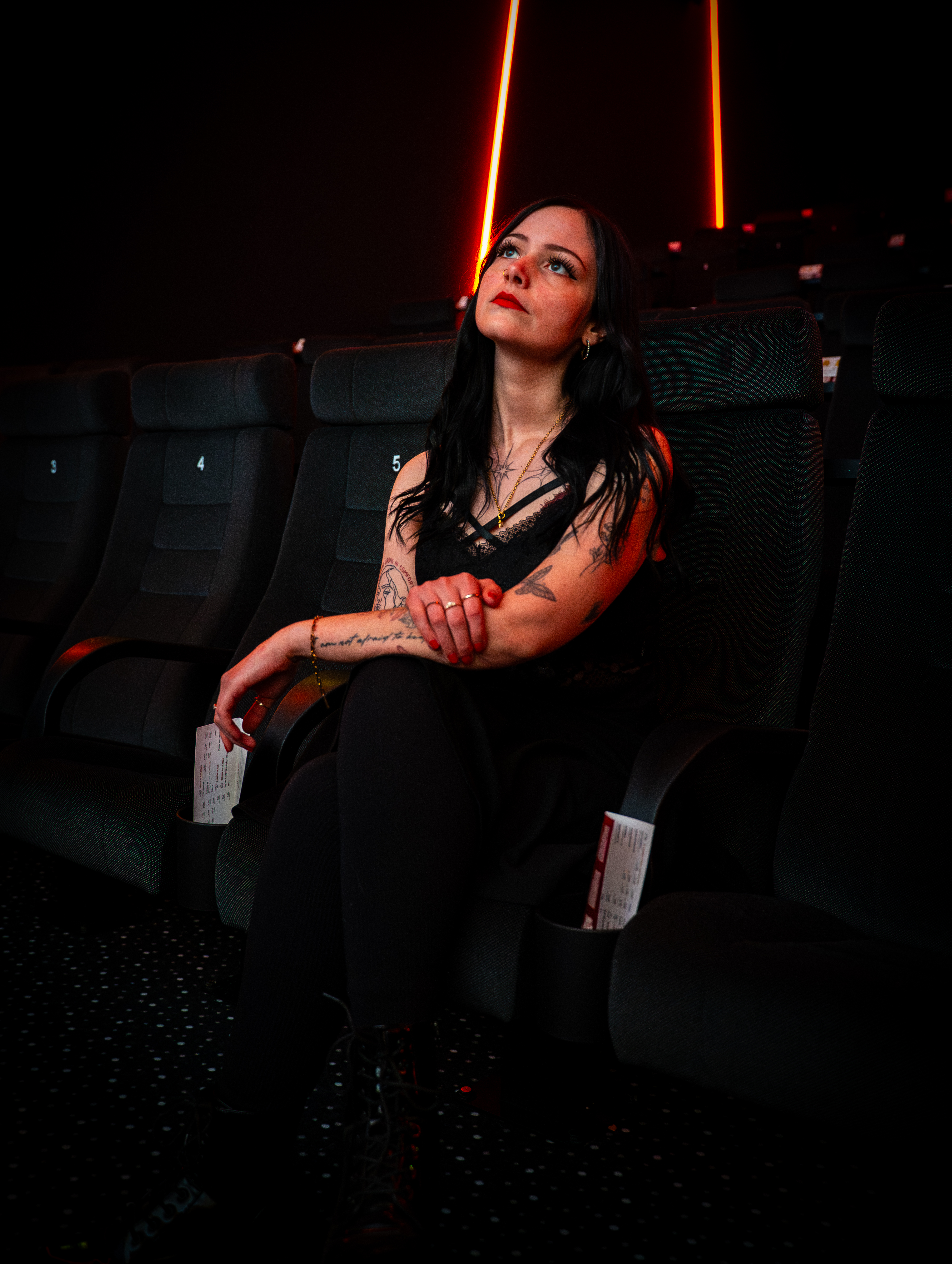 Porträt von Karina Rose im Kinosaal des Kino Aurich