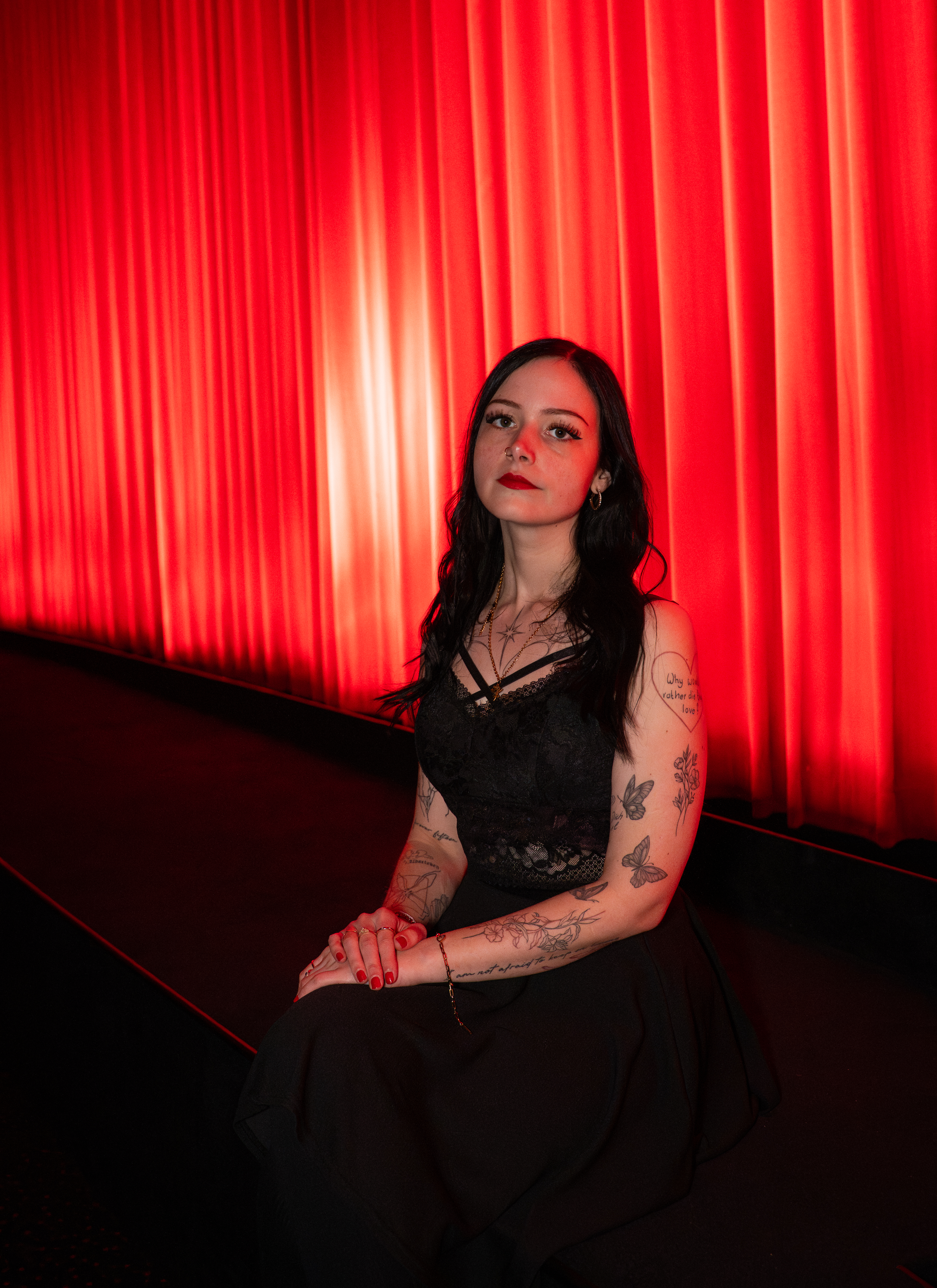 Porträt von Karina Rose im Kinosaal des Kino Aurich