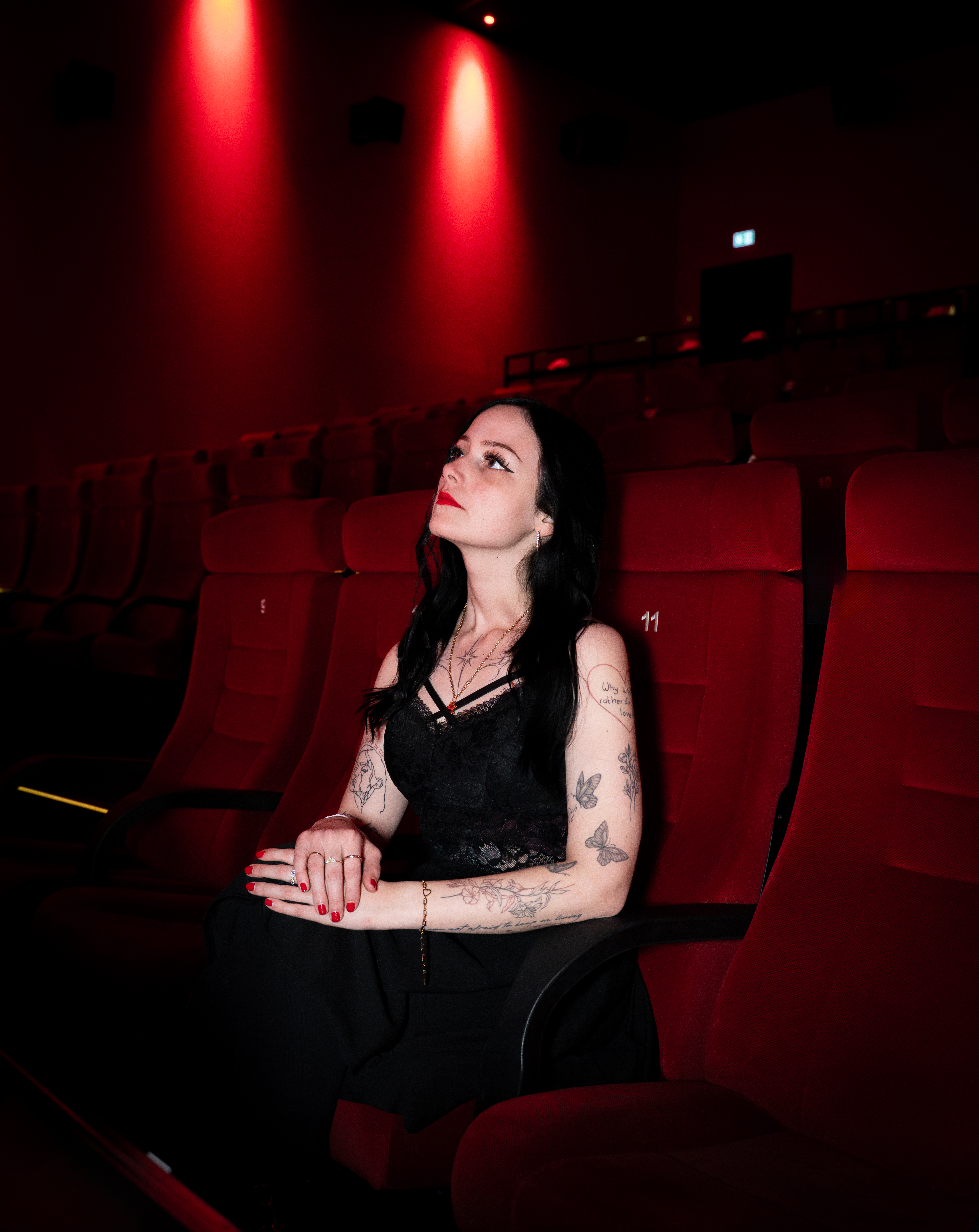 Porträt von Karina Rose im Kinosaal des Kino Aurich