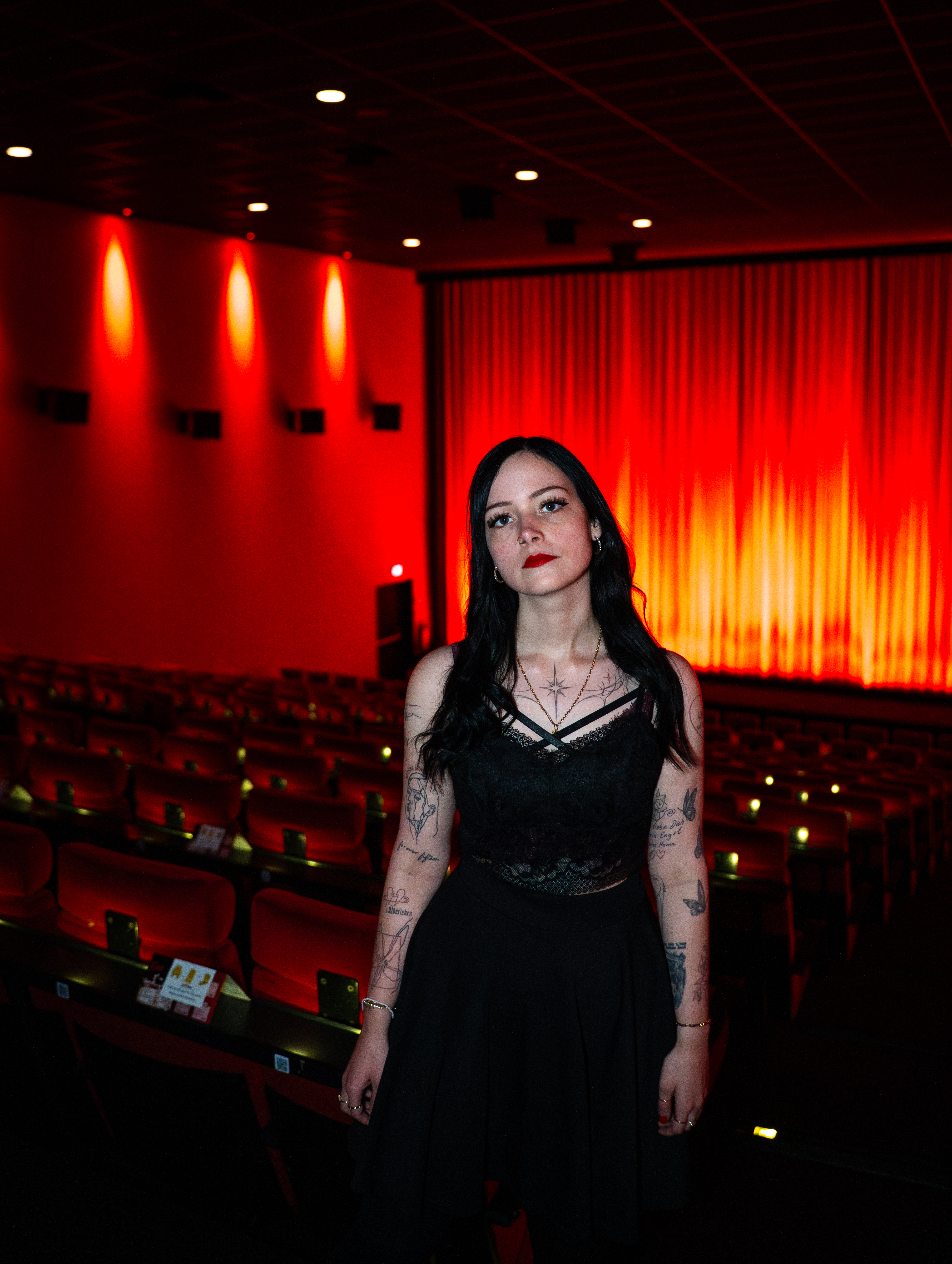 Porträt von Karina Rose im Kinosaal des Kino Aurich