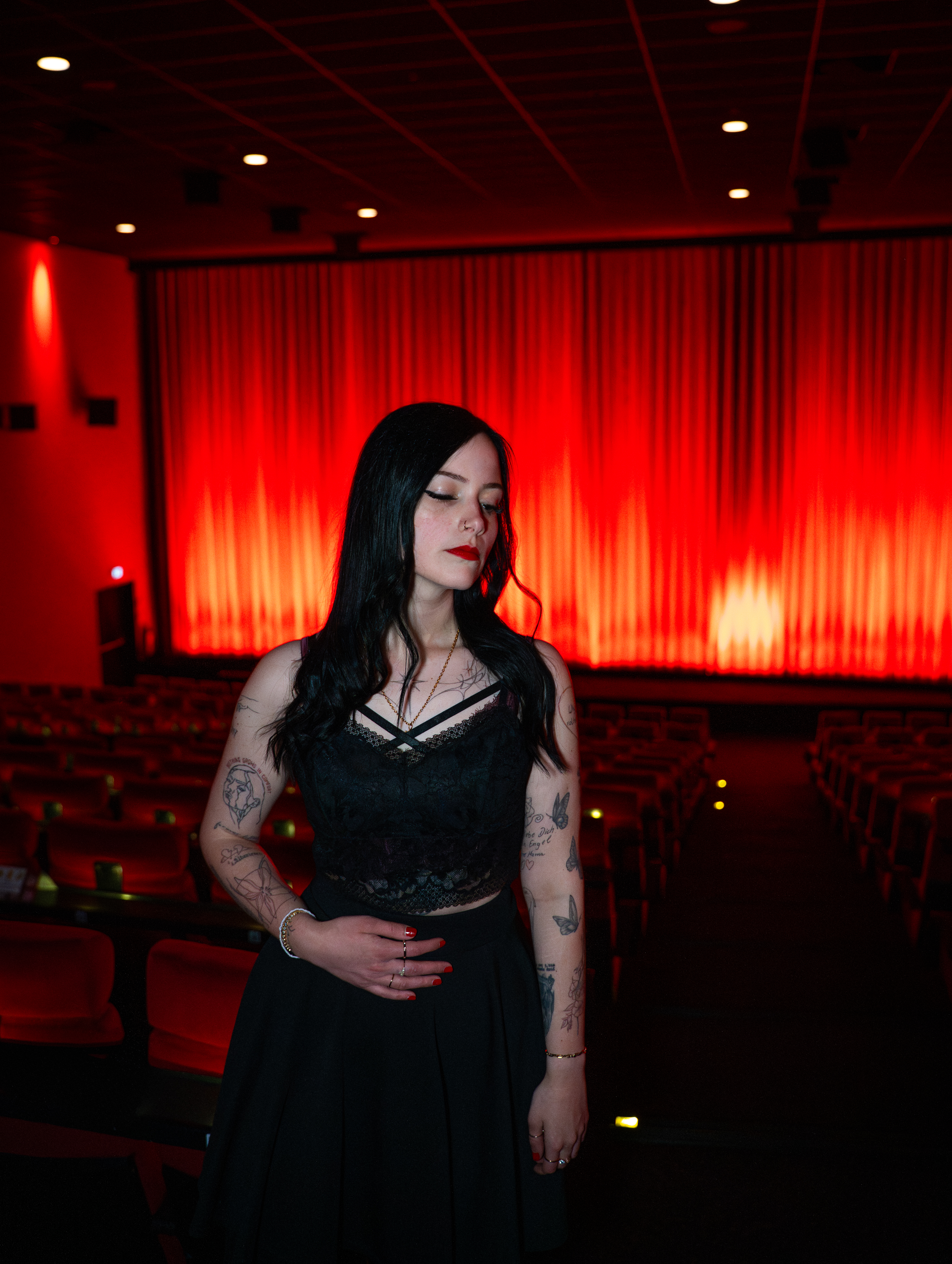 Porträt von Karina Rose im Kinosaal des Kino Aurich