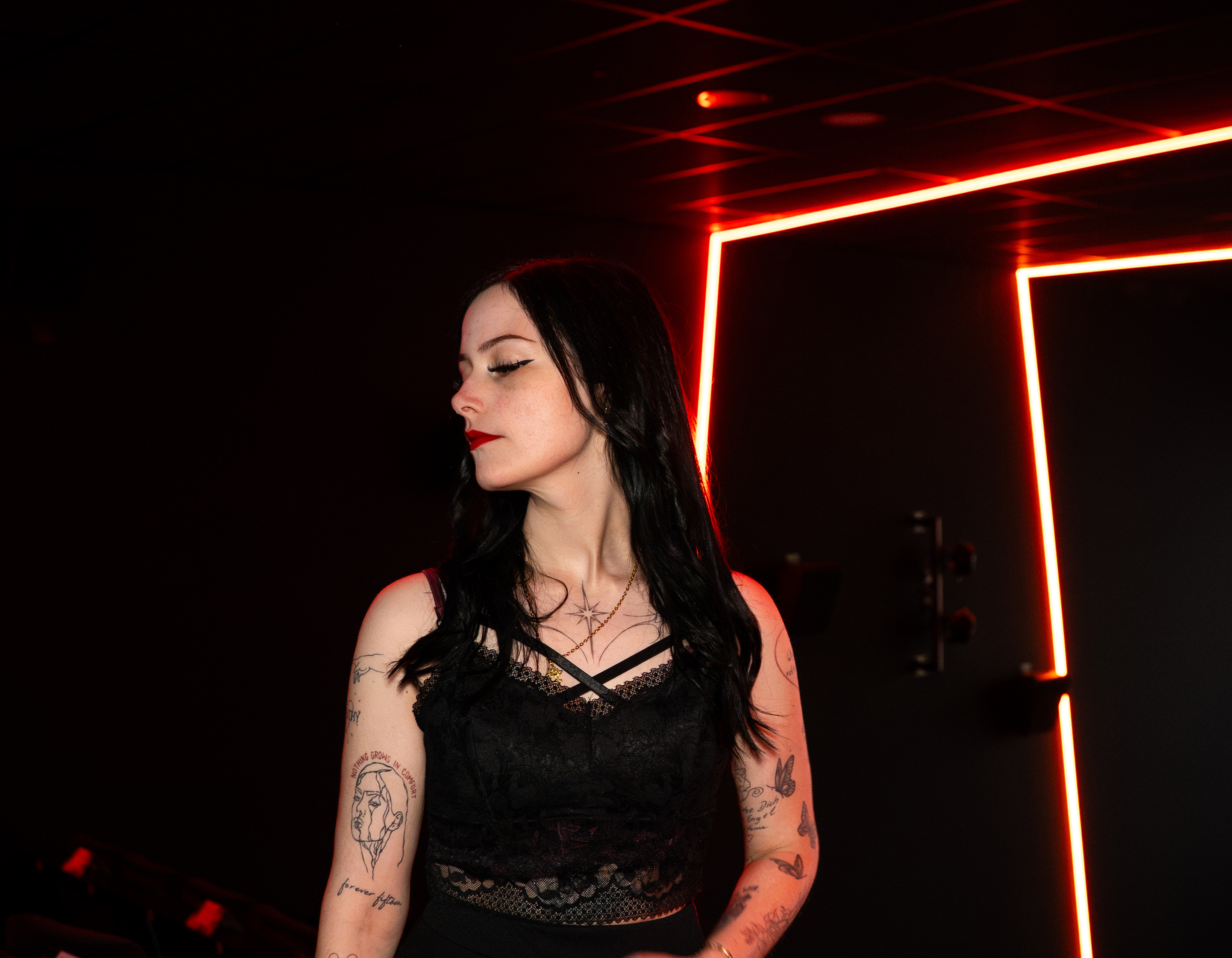 Porträt von Karina Rose im Kinosaal des Kino Aurich