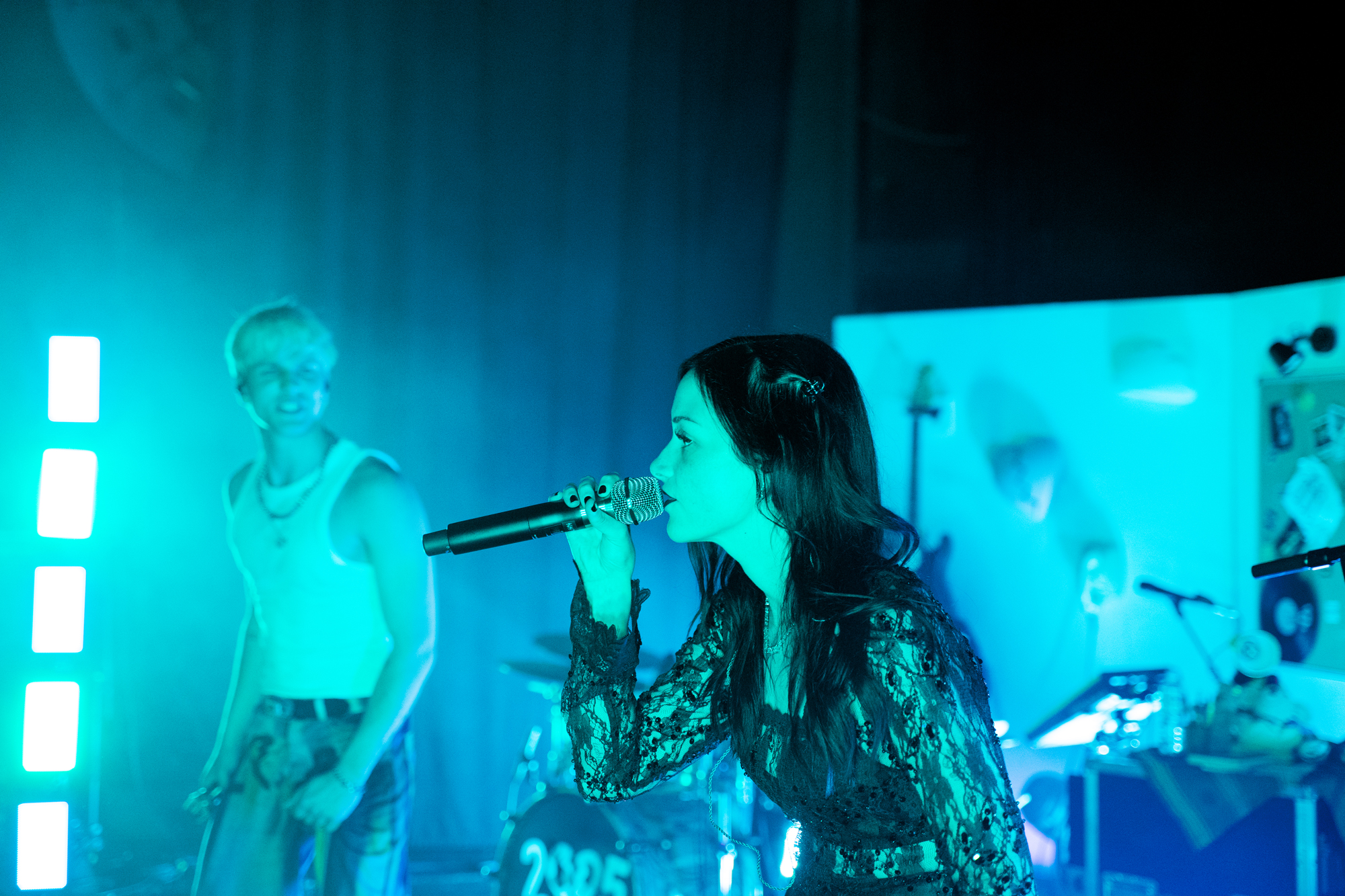 Sänger JBS und Karina performen live auf der Bühne im Rosenhof Osnabrück