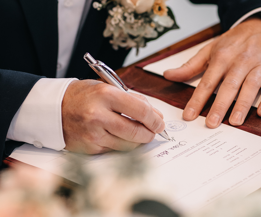 Unterschrift bei einer Eheschließung, Fokus auf dem Dokument